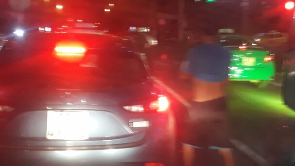 Nghệ An: Dừng ô tô tiểu bậy giữa đường, nam tài xế bị phạt 900 nghìn đồng