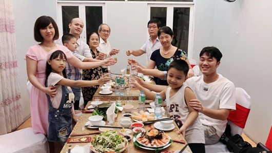 Xuân Trường quây quần bên gia đình trước khi sang Hàn Quốc phẫu thuật