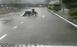 Cô gái đi xe máy bị 