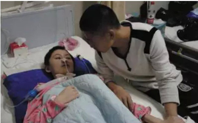 Chàng trai tận tụy chăm sóc bạn gái sống thực vật suốt 2 năm và vở kịch che giấu tội ác phía sau