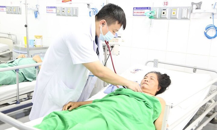 Cứu sống người phụ nữ bị đa chấn thương do téc nước rơi trúng