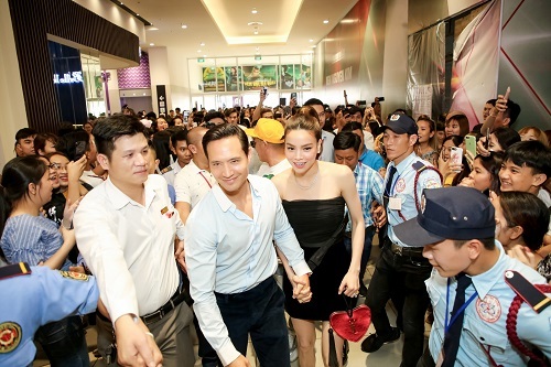 Hà Hồ - Kim Lý tay trong tay cực tình tứ 