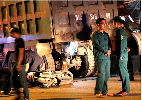 Video: Cận cảnh hiện trường vụ xe máy va chạm kinh hoàng với xe ben đậu bên đường, 1 người tử vong