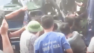 Hàng chục người dân phá cửa giải cứu lái xe tải mắc kẹt trong ô tô