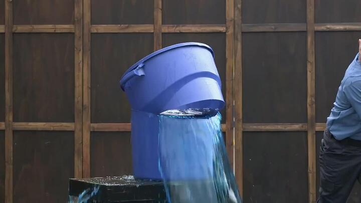 Video: Cận cảnh nhát chém của cây kiếm Nhật đứt lìa cả thùng nước to