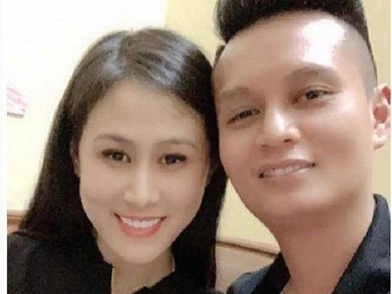 Lộ diện người vợ hotgirl của