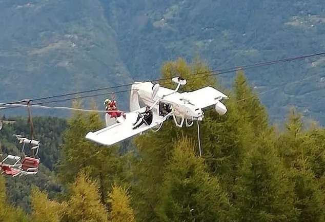 Máy bay mắc vào dây cáp treo, phi công 62 tuổi thoát chết kì diệu