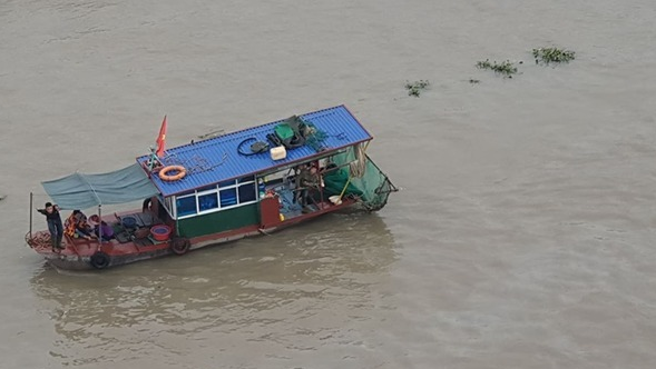 Hải Phòng: Nam thanh niên liều mình cứu cô gái nhảy cầu tự tử