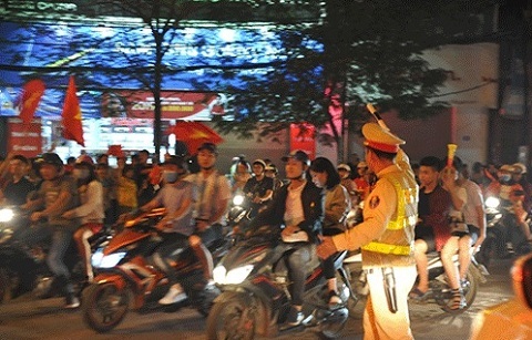 Công an Hà Nội tung lực lượng chống đua xe, đốt pháo trong trận Việt Nam - Malaysia