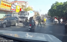 Video: CSGT quật ngã đôi nam nữ không đội mũ bảo hiểm còn tăng ga bỏ chạy