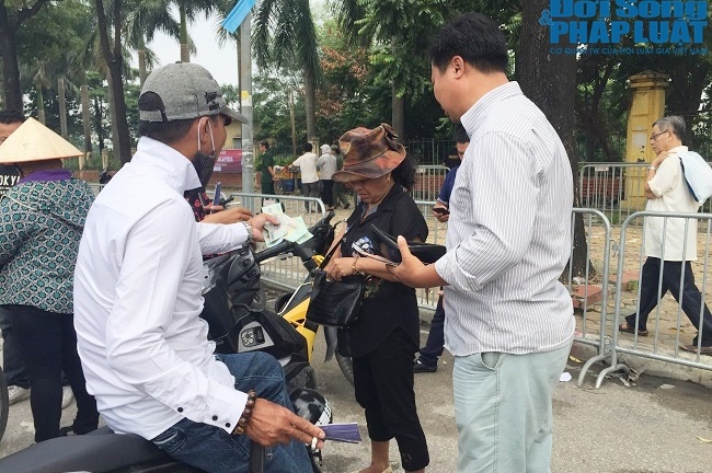 Trước trận Việt Nam- Malaysia: Chợ đen vẫn tấp nập cò kè, vé dạng