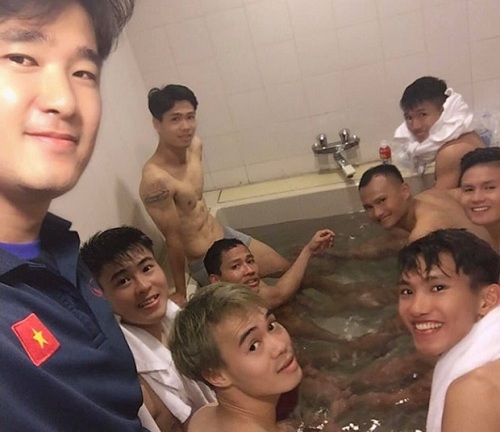 Công Phượng khoe body cực phẩm cùng các đồng đội sau trận thắng Malaysia