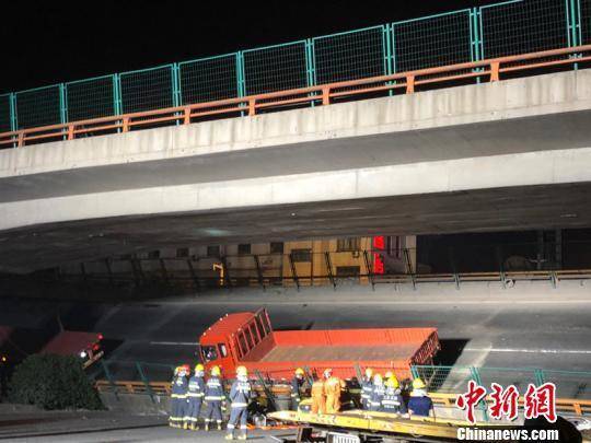 Trung Quốc: Kinh hoàng cầu cạn sấp vào đúng giờ cao điểm, 3 ôtô bị nghiền nát