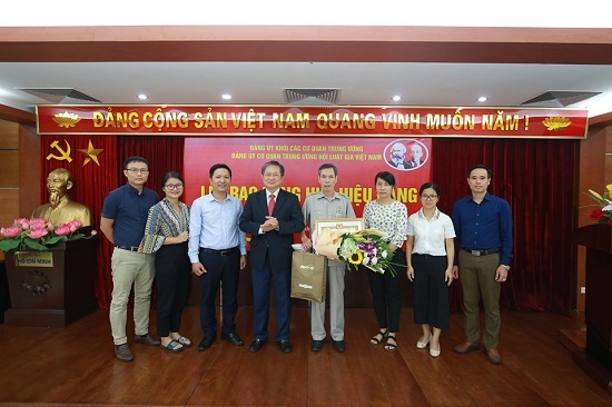 Trao huy hiệu 40 năm và 30 năm tuổi Đảng cho 2 Đảng viên thuộc Đảng bộ Hội Luật gia Việt Nam