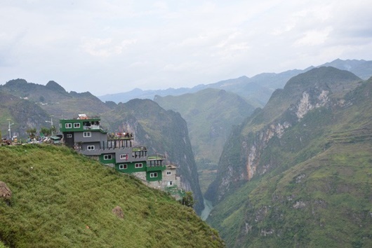 Mã Pì Lèng Panorama đổi màu sơn thành xanh lá trước nguy cơ bị tháo dỡ