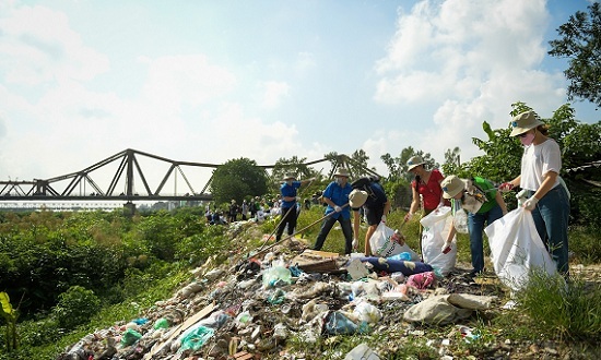 Hà Nội: Hàng trăm tình nguyện viên chung tay làm sạch sông Hồng, cầu Long Biên