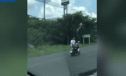 Video: Dân mạng phẫn nộ cảnh thanh niên ngồi vắt chân, dùng một tay lái xe máy chạy 64km/h