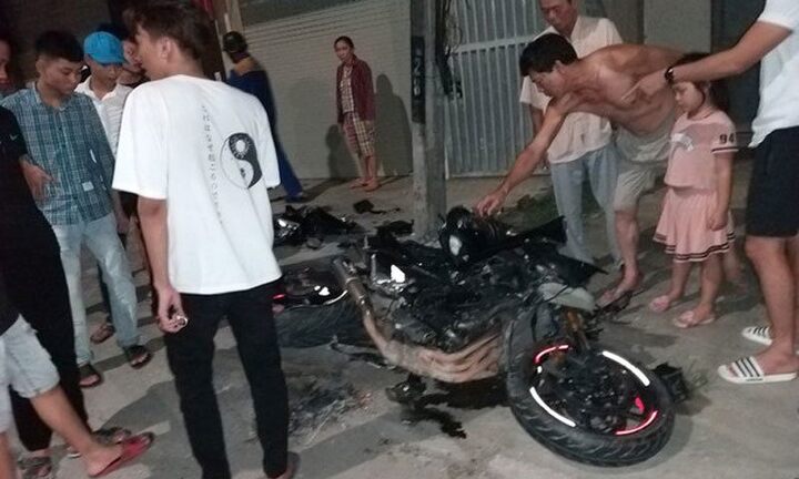 Xe máy phân khối lớn tông gãy cột điện, nam thanh niên bị thương nặng