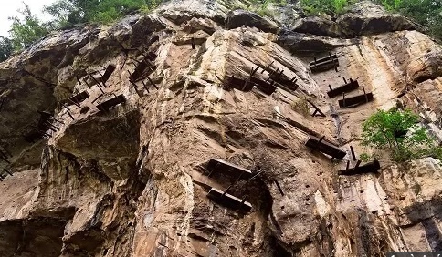 Video: Hơn 20 quan tài cổ đại bí ẩn nằm lơ lửng trên vách đá