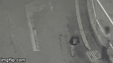 Video: Lạnh người cảnh anh trai tát em 2 tuổi văng vào gầm ô tô đang chạy