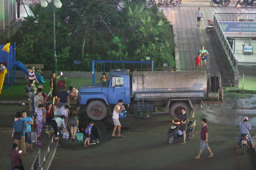 Hà Nội hỗ trợ nước sạch 24/24h cho người dân bị ảnh hưởng bởi sự cố tại nhà máy nước sông Đà