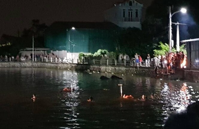 Hà Nội: Lật thuyền đạp vịt, hai bé gái đuối nước tử vong thương tâm