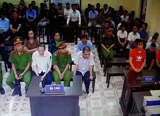 Xét xử vụ gian lận điểm thi tại Hà Giang: Bí ẩn về con lợn nhựa màu xanh lá