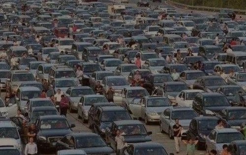 Tắc đường kỷ lục ở Trung Quốc: Ùn tắc 100km trong 21 ngày, 30.000 phương tiện kẹt cứng