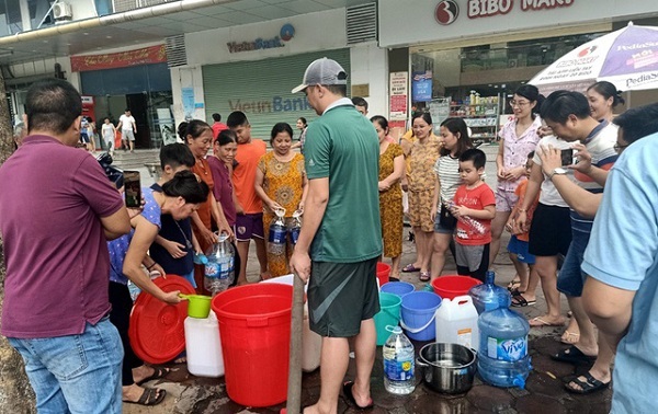 Dân chung cư Hà Nội chen chân, dầm mưa xếp hàng xách từng can nước như thời bao cấp