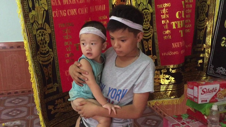 Sinh ra không biết mặt cha, hai em bé bơ vơ sau khi mẹ bất ngờ qua đời