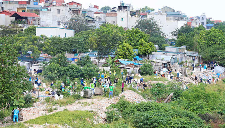 Hơn 100 tình nguyện viên thu dọn rác khu vực chân cầu Long Biên