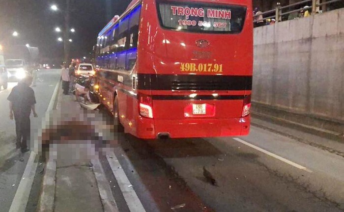 Đi xe máy ngược chiều, 2 thanh niên bị xe khách đâm tử vong tại chỗ