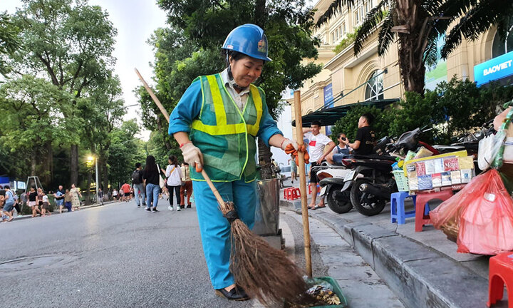 Người phụ nữ 30 năm cần mẫn với công việc làm sạch đường phố