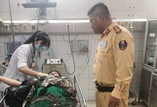 CSGT kịp thời đưa người phụ nữ bị tai nạn đi cấp cứu