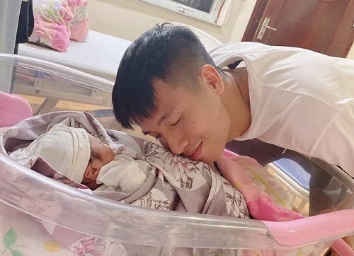 Trung vệ Bùi Tiến Dũng hạnh phúc đón con gái đầu lòng