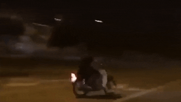 Video: Nhức mắt cảnh hai thanh niên lạng lách, đánh võng trên đường