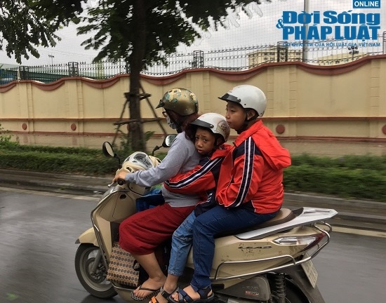 Nhiệt độ giảm đột ngột, người Hà Nội co ro trong mưa lạnh sáng sớm