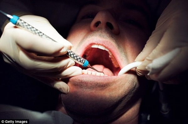 Không có tiền nhổ răng khôn, người đàn ông tuyệt vọng treo cổ tự tử