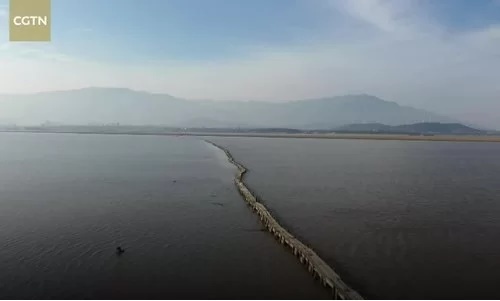 Video: Mực nước hạ thấp bất ngờ làm phát lộ cầu đá 400 năm tuổi giữa hồ