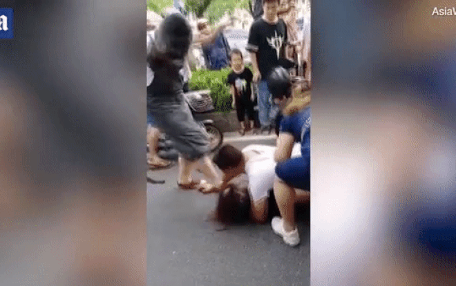 Chồng lao ra, nằm đè lên bồ nhí đỡ đòn đánh ghen 