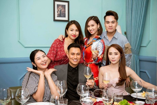 Việt Anh khoe dịp hiếm hoi tụ họp cùng hội bạn thân đình đám toàn trai xinh gái đẹp