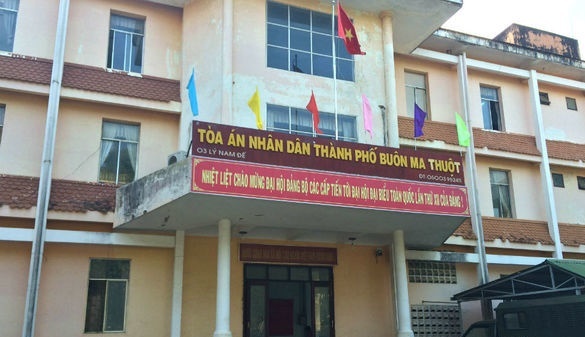 Đắk Lắk: Nữ kiểm sát viên mang bầu sắp sinh bị hành hung ngay tại tòa