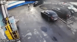 Pha thoát chết ngoạn mục sau khi bị ô tô chèn qua người và kéo lê trên đường