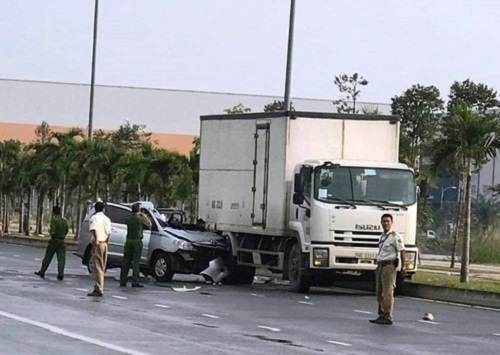 Tin tức tai nạn giao thông mới nhất hôm nay 26/10/2019: Húc đuôi xe tải, tài xế ô tô tử vong tại chỗ