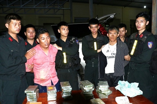 Bắt 2 thanh niên 9X táo tợn vận chuyển 30 bánh heroin và hơn 6.000 viên ma túy tổng hợp