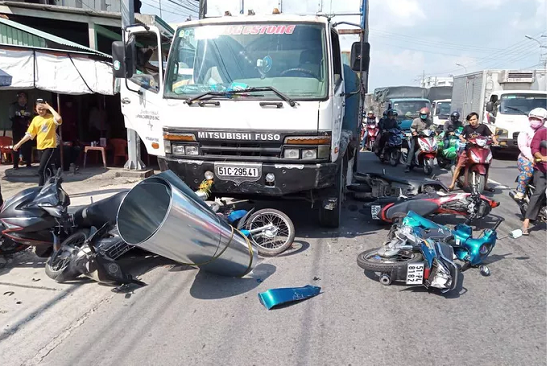 Long An: Mất lái, ô tô tải tông 7 xe máy đang chờ đèn đỏ khiến 11 người bị thương