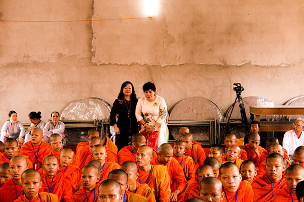 Hội đồng điều hành học viện phật giáo Nam Tông KHMER chào đón đoàn công ty Bình Tây tham dự lễ dâng Y KATHINA