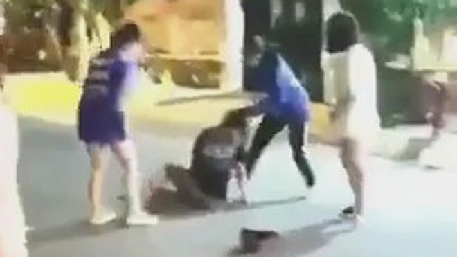 Bạn rủ đi uống cà phê, nữ sinh bị đánh hội đồng rồi tung clip lên mạng xã hội