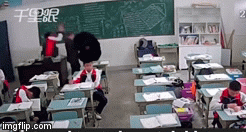 Bức xúc vì bị phạt, nam sinh dùng gạch đánh liên tiếp vào đầu thầy giáo 