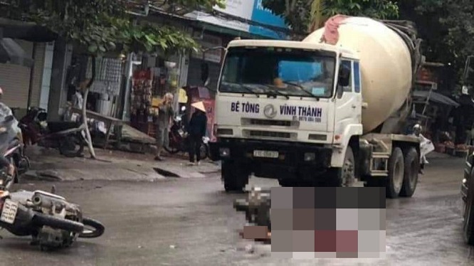 Xe máy va chạm với xe bồn đi ngược chiều, 2 người thương vong